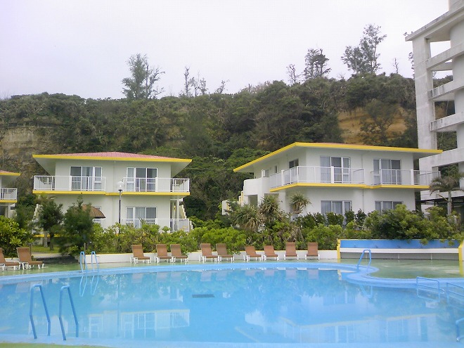 沖縄県今帰仁村 リゾートホテル ベルパライソのガーデンプールとロッジ