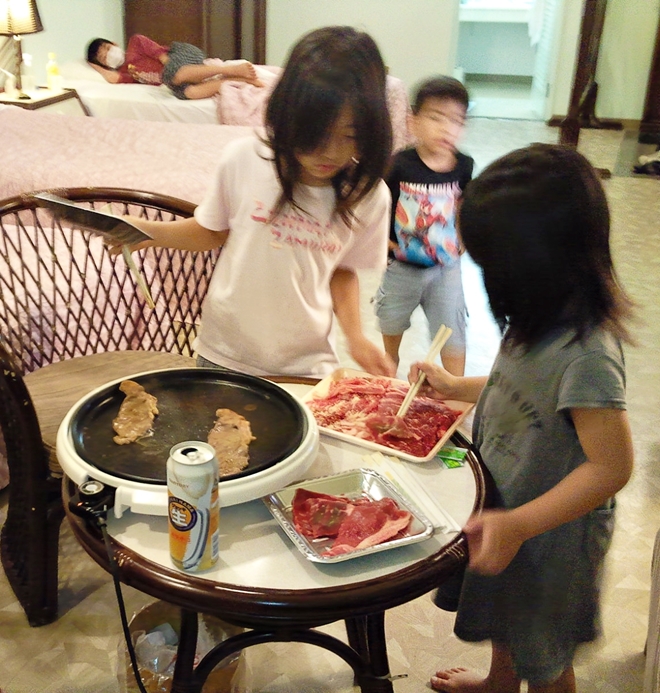 沖縄県今帰仁村 リゾートホテル ベルパライソのコテージの客室で焼肉