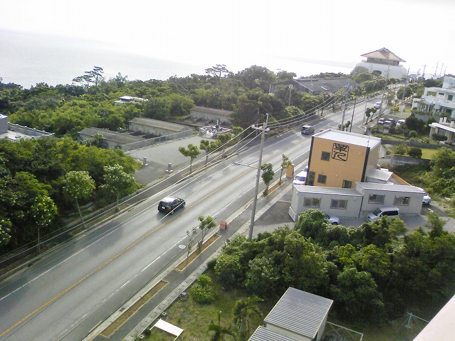 沖縄県本部町 ホテルマハイナ ベランダからの琉宮城蝶々園とか国道114号線沿いの景色