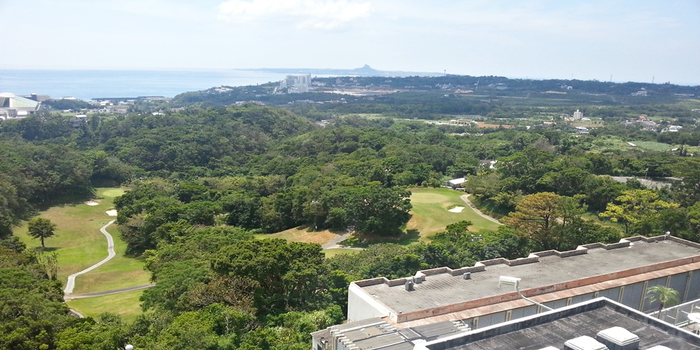 沖縄県本部町 本部グリーンパークホテル&ゴルフ場 客室から山と海の景色