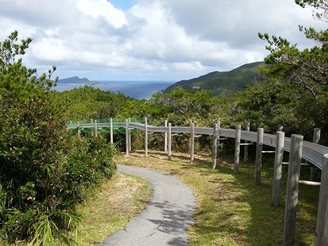 「照山森林公園のローラーの滑り台」渡嘉敷島