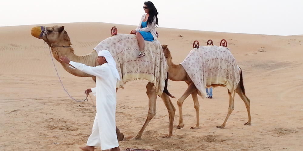 ドバイ UAE 砂漠のキャメルライド