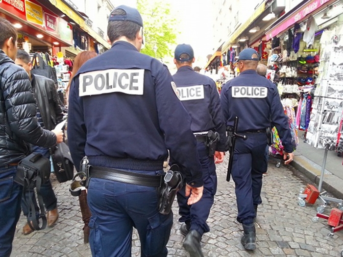 モンマルトルの丘ステンケルク通り-の警察官-パリ-フランス