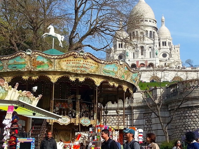 回転木馬とサクレ・クール寺院-モンマルトルの丘-パリ-フランス