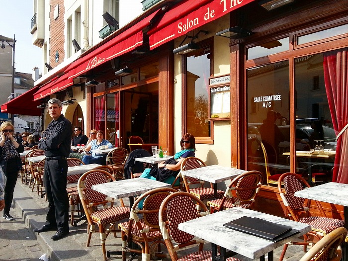モンマルトルの丘のお洒落なカフェ-パリ-フランス