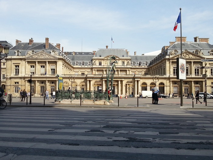 卢浮宫外。