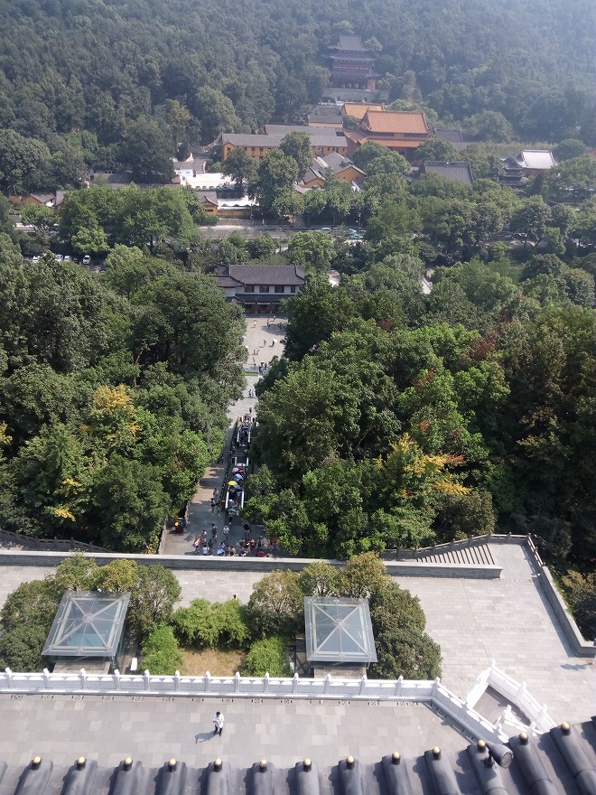 中華人民共和国・杭州西湖・雷峰塔 階上から山側の景色。