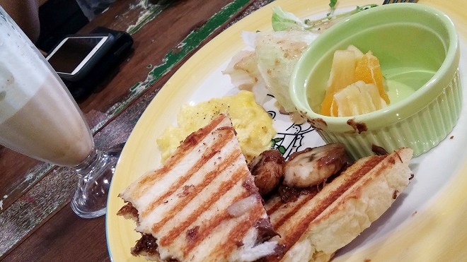 台湾 淡水 英専路にあるカフェ「緩緩早午餐 Slowly Brunch」のホットサンドイッチ