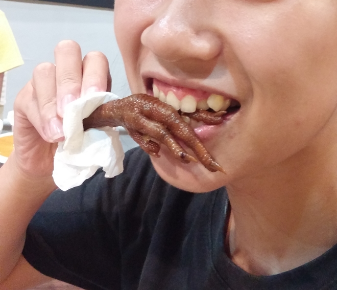 台湾 台北yes背包客民宿 淡水店 1階で鴨爪を食べる