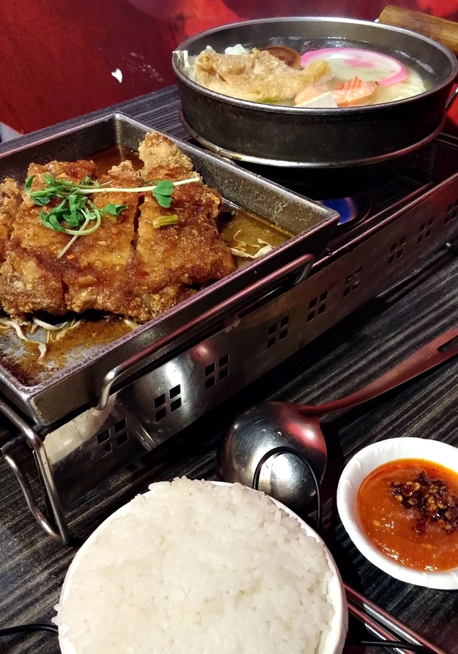 台湾 新北市 淡水老街の食堂で「鍋＋棒棒鶏」