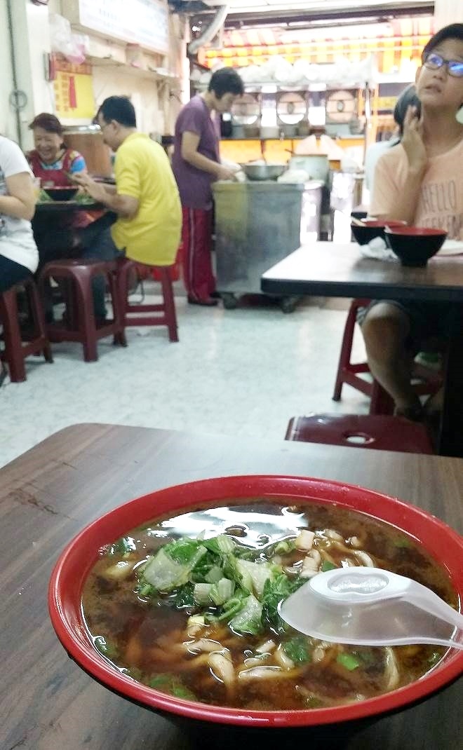 台湾 台北市 忠孝敦化の食堂の牛肉湯麺