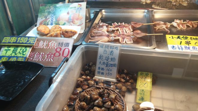 台湾 台北市 寧夏路夜市の焼きイカと焼き貝