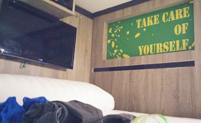 台湾 台北市 松江南京ベストホステルのベッドのテレビ