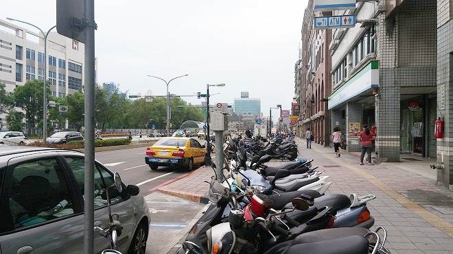 台湾 新北市 土城区 頂埔駅前を走る中央路四段 内山公路の駐車バイク