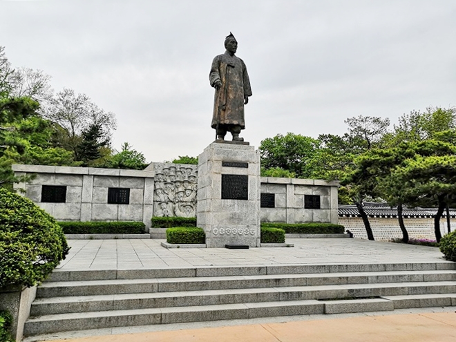 韓国ソウル 宗廟の入り口前に建つ李商在（イ・サンジェ）の銅像