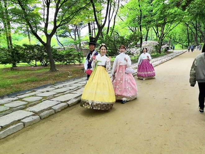 韓国ソウル「チマチョゴリを着た女性」