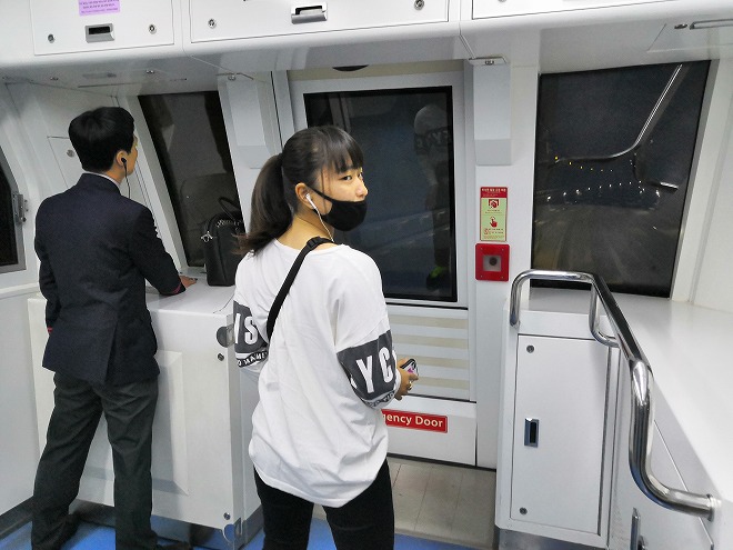 韓国エバーランドに向かう「盆唐線」無人運行の電車の一番前