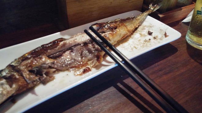 台湾 台北市 大安区 忠孝敦化の裏道の日本風居酒屋の焼き秋刀魚