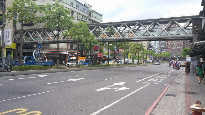 台湾 新北市 新荘区 MRT迴龍駅前を走る中正路