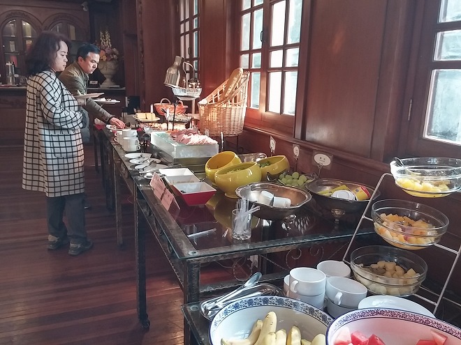 中国 上海 金門大酒店の朝食のビュッフェ