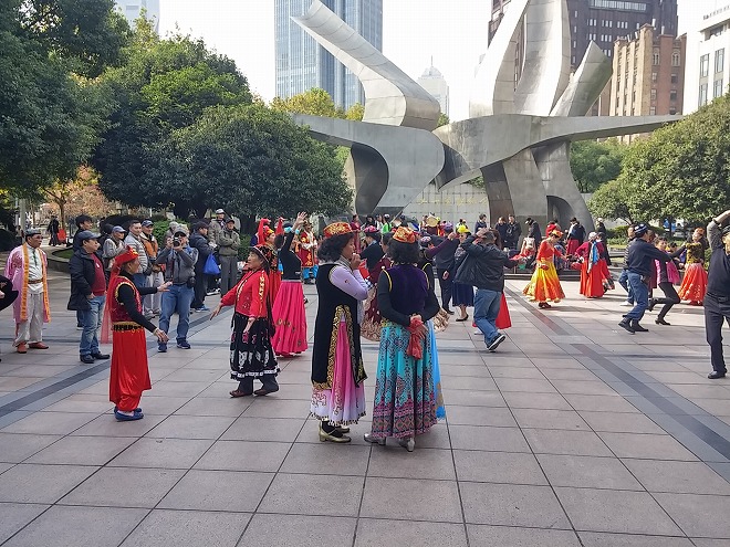 中国 上海人民広場に集う民族衣装の人達