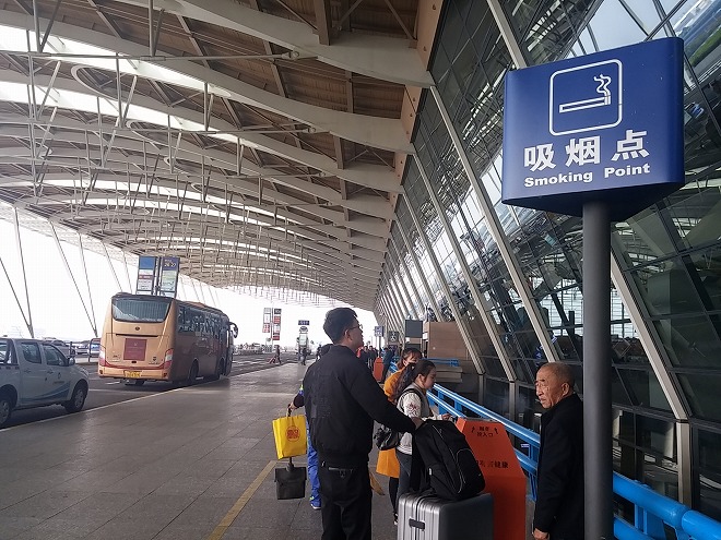 中国 上海 浦東国際空港の喫煙所