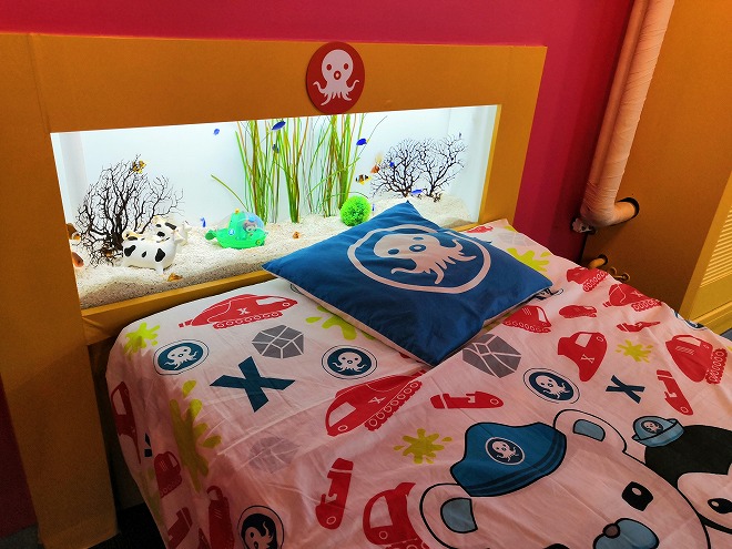 韓国 ソウル Coexアクアリウム ベッドの枕元に水槽