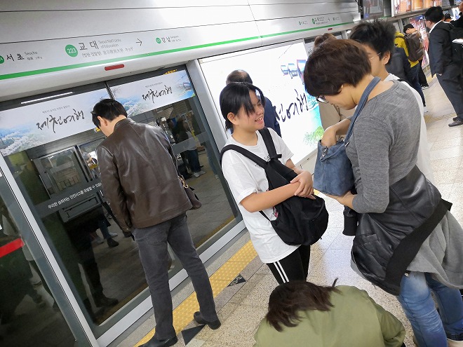 韓国 ソウル 地下鉄のプラットフォーム