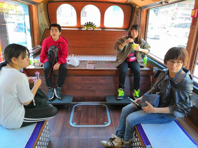 韓国、ソウル。：アラウンド江南シティツアーのバスの後方