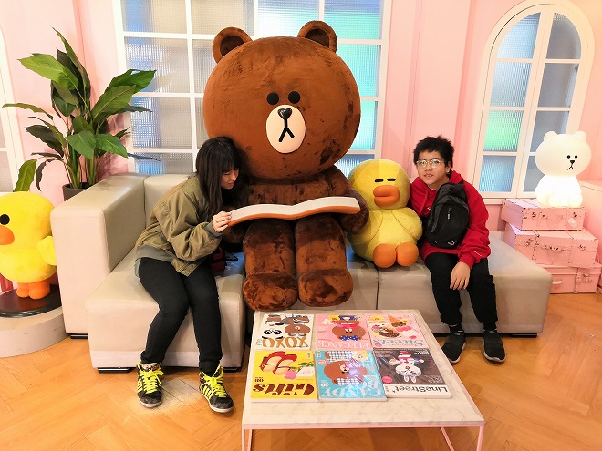 韓国 ソウル：LINEフレンド梨泰院 旗艦店 熊の「ブラウン」とヒヨコの「サリー」