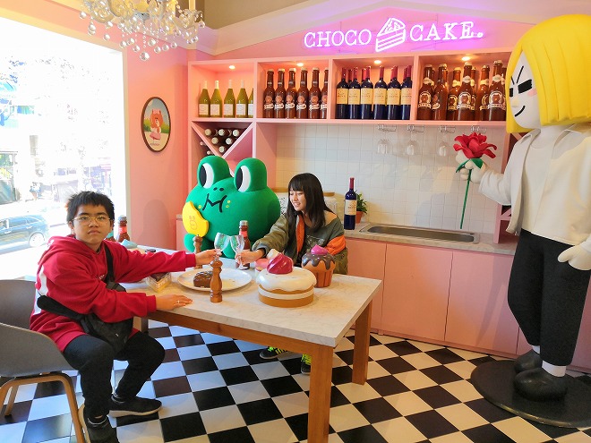 韓国 ソウル：LINEフレンド梨泰院 旗艦店 カエルの「レナード」と金髪のナルシスト「ジェームズ」