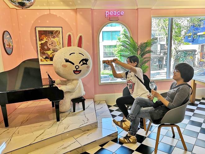 韓国 ソウル：LINEフレンド梨泰院 旗艦店 うさぎの「コニー」のピアノ演奏