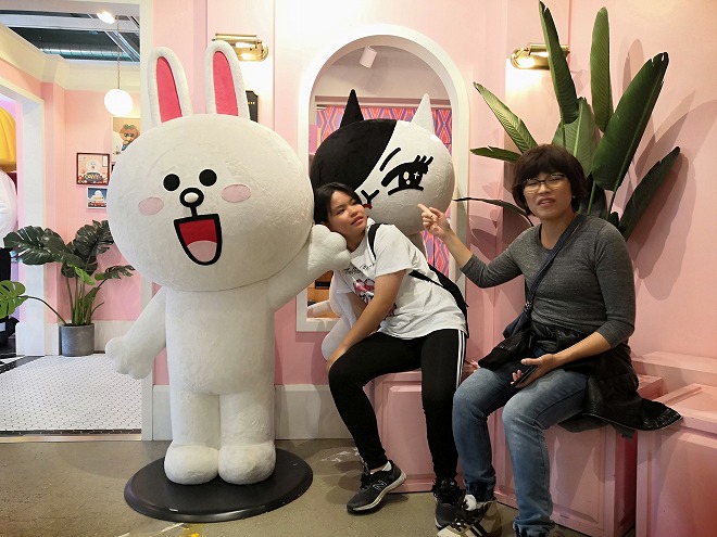 韓国 ソウル：LINEフレンド梨泰院 旗艦店 うさぎの「コニー」と猫の「ジェシカ」