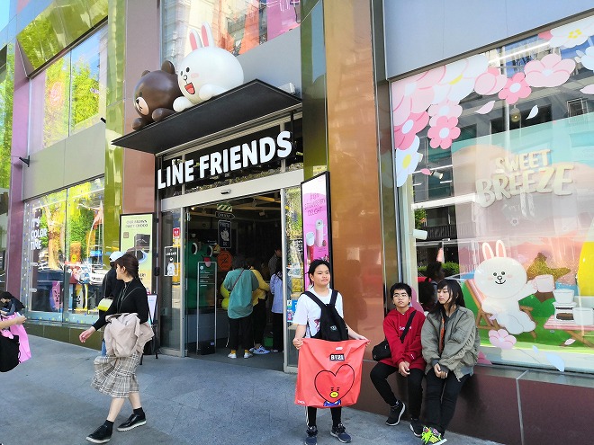 韓国 ソウル：LINEフレンド梨泰院 旗艦店 お店の前