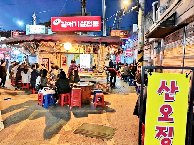 韓国、ソウル。鍾路3街駅・焼肉屋街で焼肉