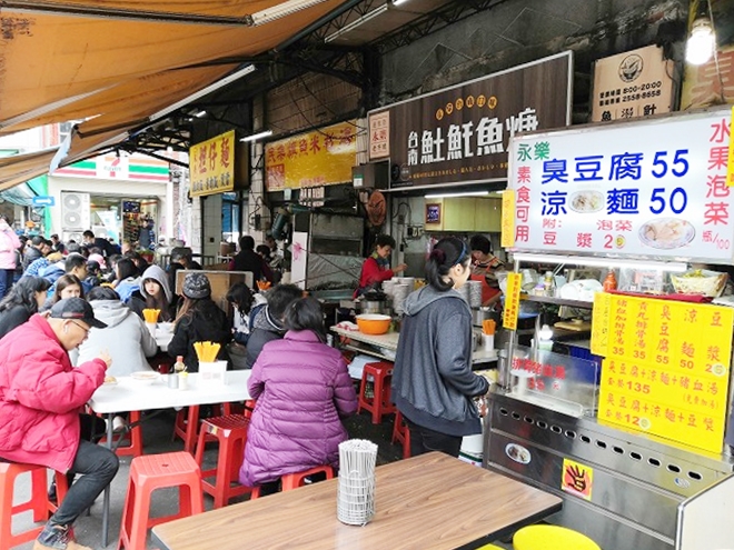 台北市大同区 迪化街商圈（大稲埕）「永楽布業商場」向かいの食堂