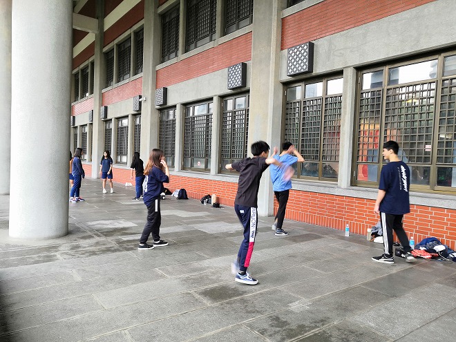台北市 中山公園 国立国父紀念館 練習する高校生ダンサー