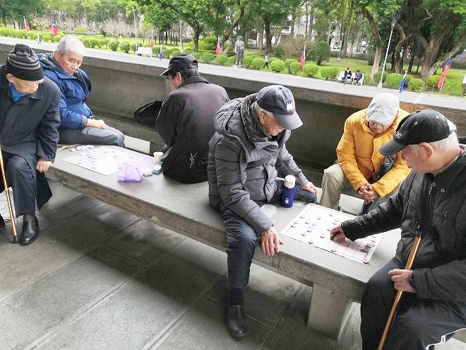 台北市 中山公園 国立国父紀念館のベンチで将棋を指す人々