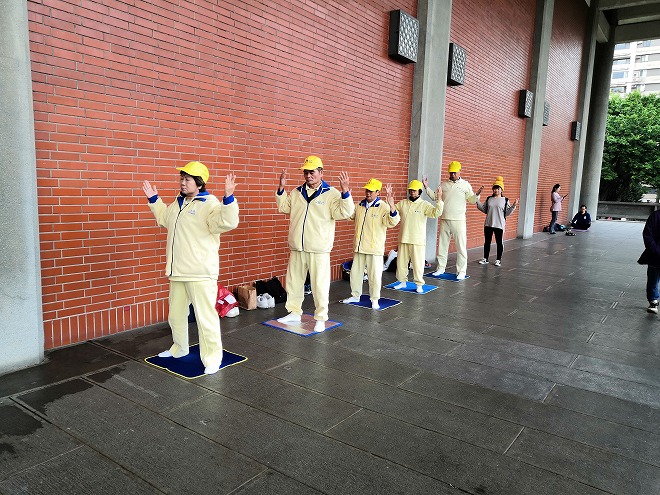 台北市 中山公園 国立国父紀念館で健康体操をする人達