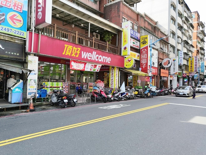 台湾 瑞芳駅前の「頂好スーパーマーケット」
