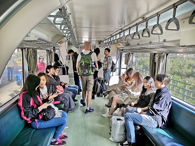 台湾 台鉄 平渓線で十分に向かう電車内