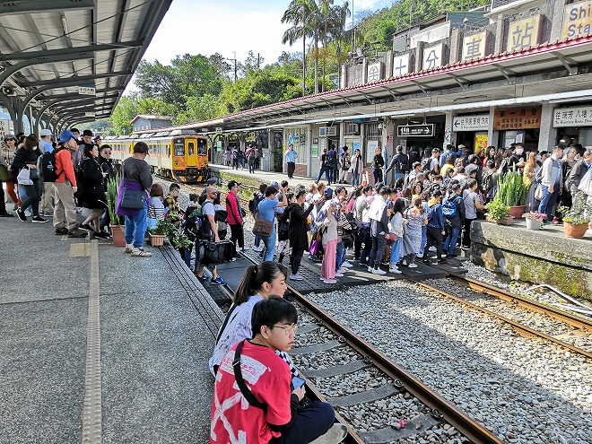 台湾 台鉄 平渓線 十分駅 線路を横断する人々