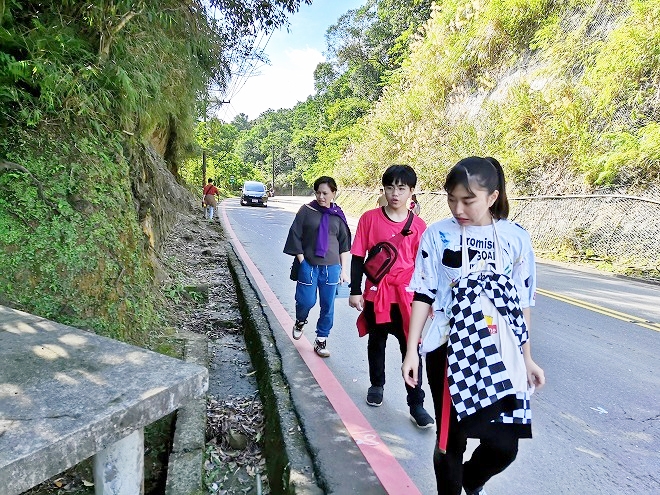 台湾 十分の山道