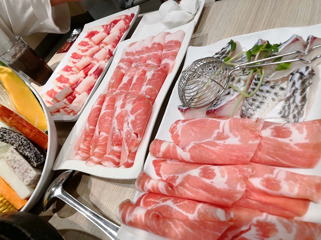台湾 淡水 大都会広場ビル3階 火鍋屋「石二鍋」のお肉と魚