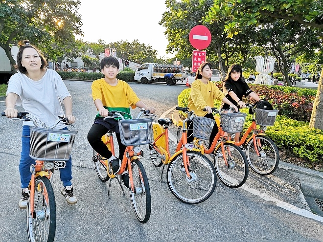Take Ubikes from Tamsui Fisherman's Wharf's Lover's Bridge to Tamsui downtown.