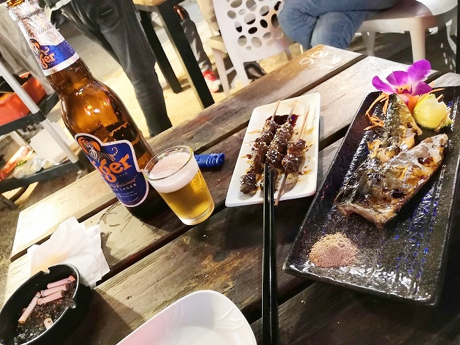 Tamsui Old Street tavern food and beer.