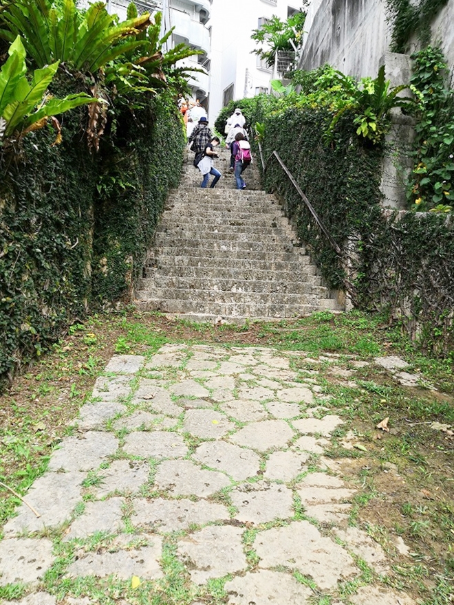浦添市 安波茶橋の石畳道の階段