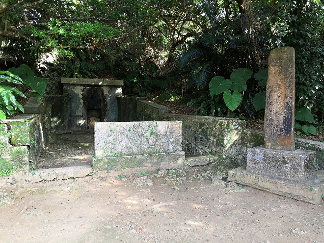 浦添城址公園の伊波普猷（いはふゆう）の墓