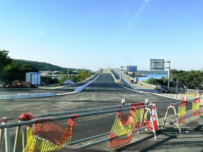 沖縄県 本部町 増設工事中の本部大橋