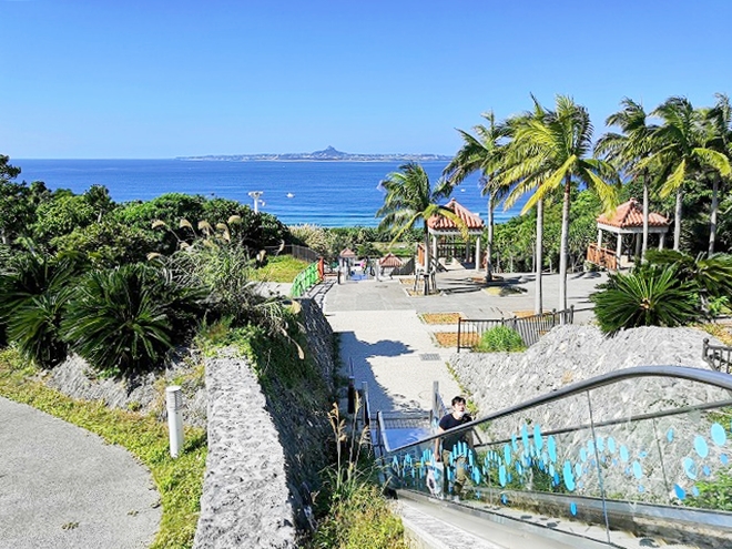 沖縄海洋博公園 噴水広場から見る「伊江島タッチュー」